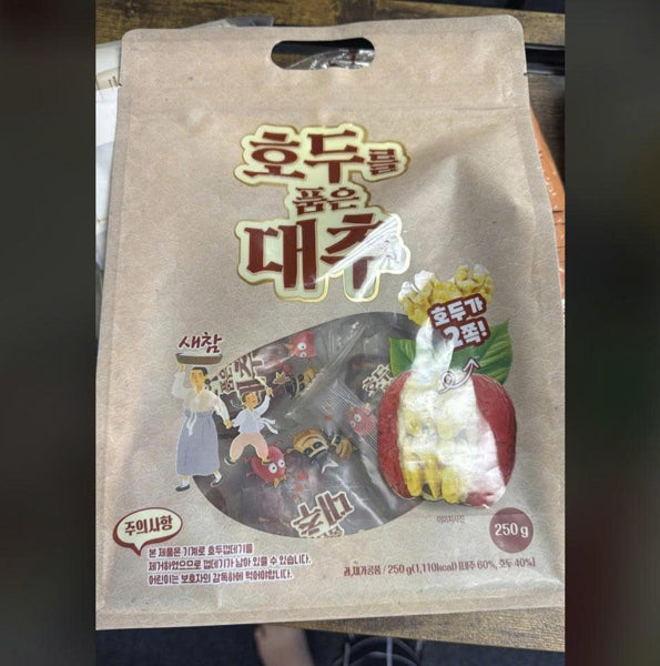 Táo Đỏ Kẹp Hạt Óc Chó HQ - 250gr - EXP 202707